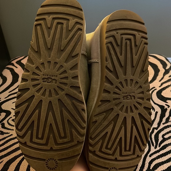 Classic Bailey Button Uggs - Picture 7 of 10